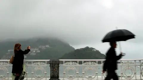 Paraguas y lluvia en la playa de la Concha Paraguas y lluvia en la playa de la Concha