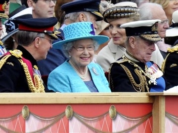 La reina Isabel II observa a la guardia que le rinde honores