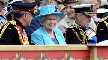 La reina Isabel II observa a la guardia que le rinde honores