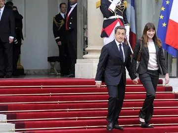 Sarkozy y Carla Bruni abandonan el Elíseo Sarkozy y Carla Bruni abandonan el Elíseo