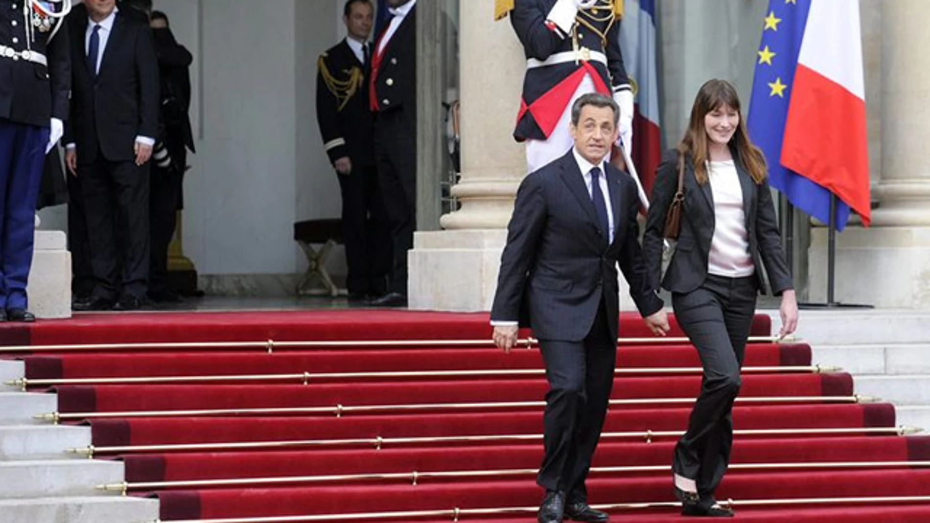 Sarkozy y Carla Bruni abandonan el Elíseo Sarkozy y Carla Bruni abandonan el Elíseo