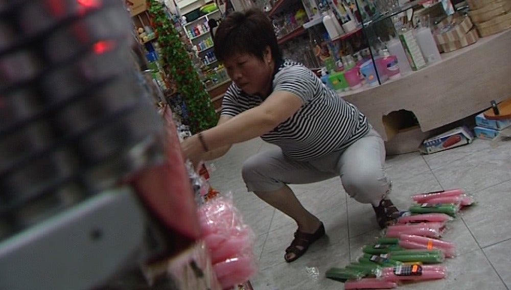 Una mujer china coloca mercancía en un bazar