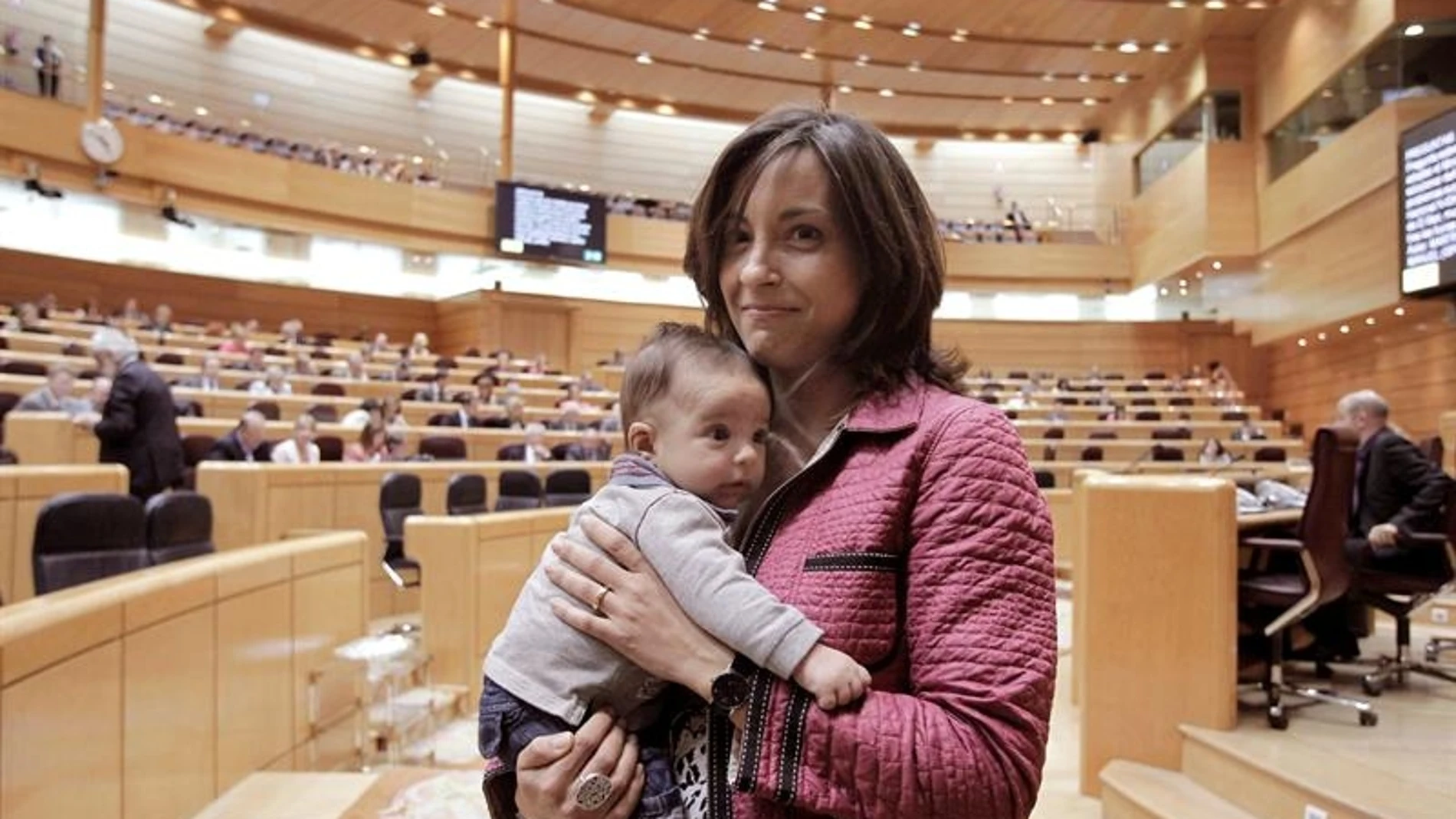 La senadora, Iolanda Pineda, con su bebé La senadora, Iolanda Pineda, con su bebé