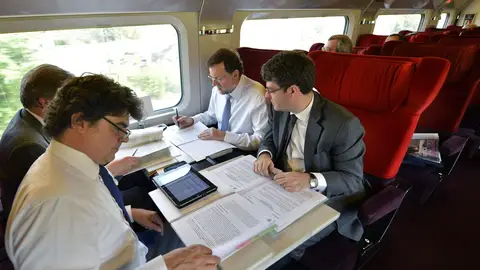 Mariano Rajoy en el tren con su equipo Mariano Rajoy en el tren con su equipo