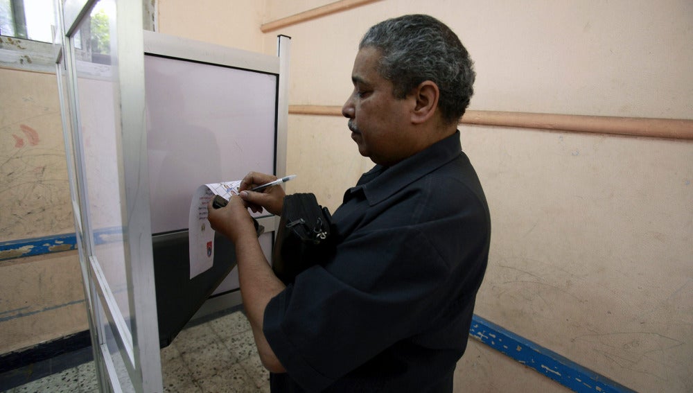 Un hombre vota en Egipto