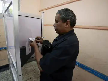 Un hombre vota en Egipto Un hombre vota en Egipto
