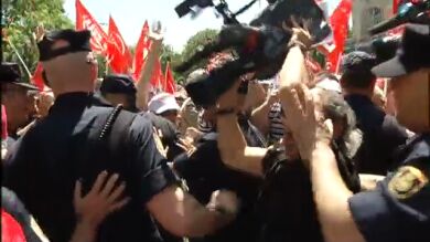 Zarandeado por la policía cuando intentaba grabar la protesta contra la reforma laboral