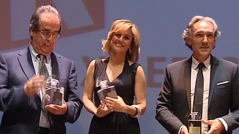 Lourdes Maldonado con el premio ATR Lourdes Maldonado con el premio ATR