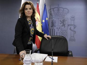 Soraya Sáenz de Santamaría anuncia la medida en rueda de prensa.