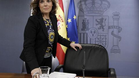 Soraya S&aacute;enz de Santamar&iacute;a anuncia la medida en rueda de prensa.
