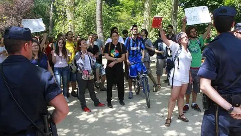 Un grupo de personas gritan consignas Un grupo de personas gritan consignas