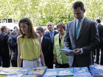 Los príncipes de Asturias en la Feria del Libro de Madrid.