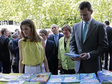 Los príncipes de Asturias en la Feria del Libro de Madrid. Los príncipes de Asturias en la Feria del Libro de Madrid.