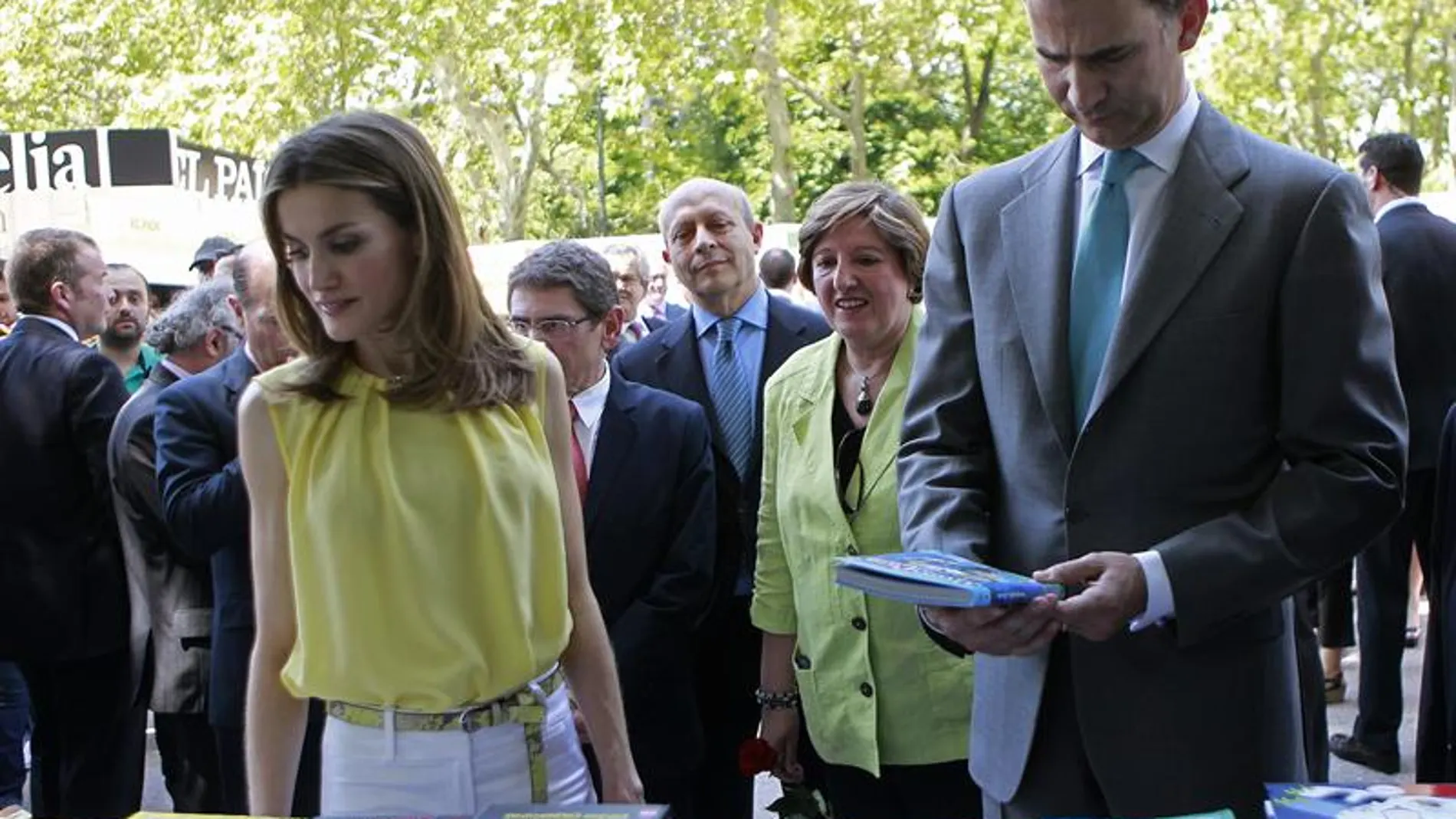 Los príncipes de Asturias en la Feria del Libro de Madrid. Los príncipes de Asturias en la Feria del Libro de Madrid.