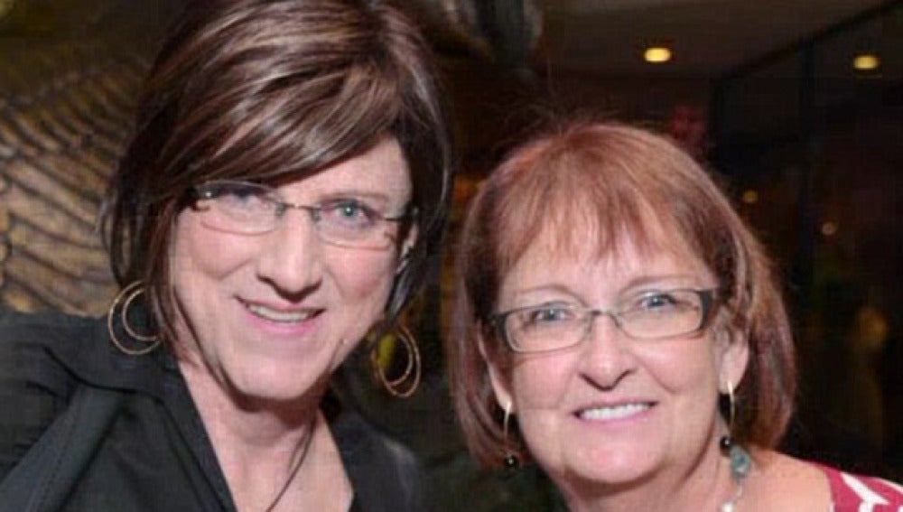 Crecelius, a la izquierda, con su mujer Debie