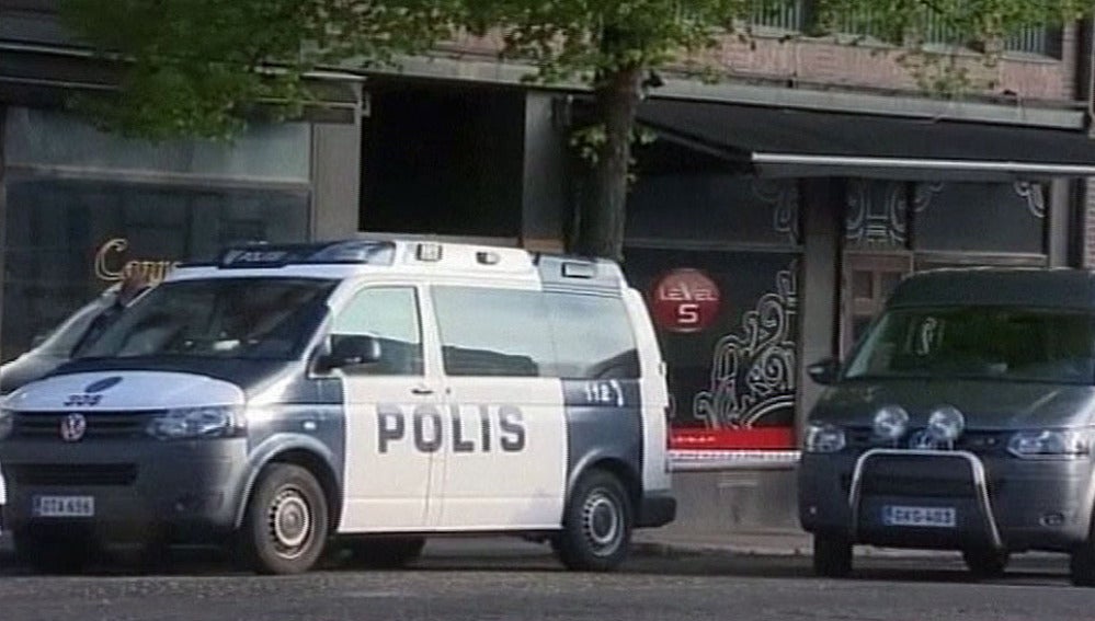 Coche de la policía finlandesa en el lugar del tiroteo