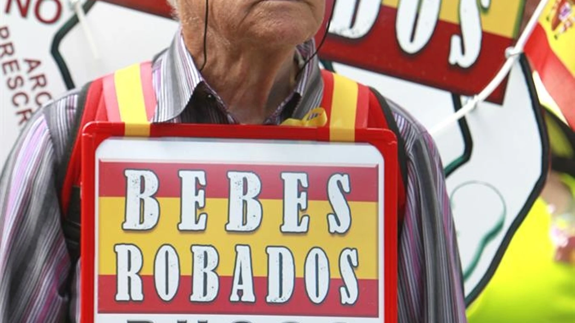 Un hombre porta un cartel con datos para la búsqueda de un familiar Un hombre porta un cartel con datos para la búsqueda de un familiar