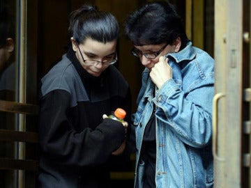 Los mujer y la hija del hombre que confesó el asesinato de un niño Los mujer y la hija del hombre que confesó el asesinato de un niño