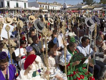 Los romeros esperan el reencuentro con la Virgen del Rocío