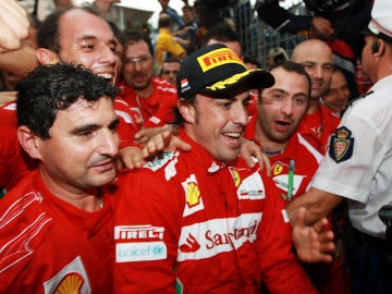 Alonso festeja el podio en Mónaco