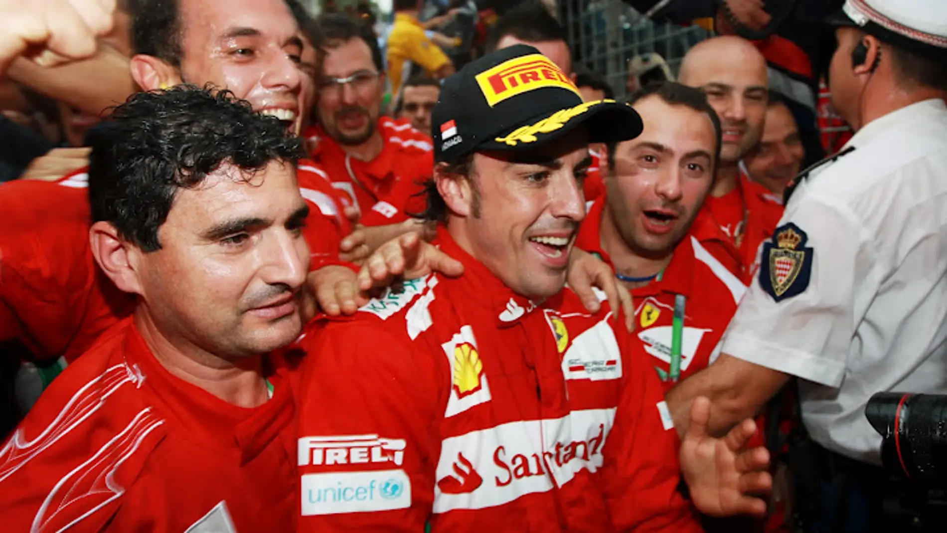 Alonso festeja el podio en Mónaco