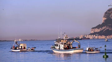 Gibraltar hostiga a un pesquero gaditano