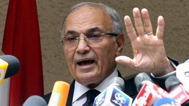 Un grupo de manifestantes egipcios quema las oficinas del candidato Shafiq
