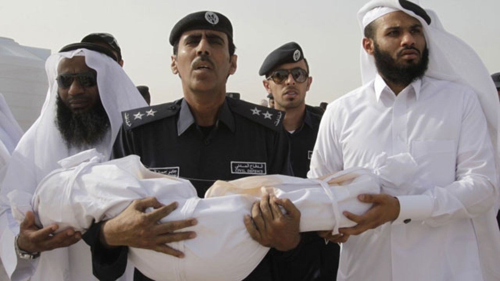 Un oficial transportar los restos de un menor sudafricano