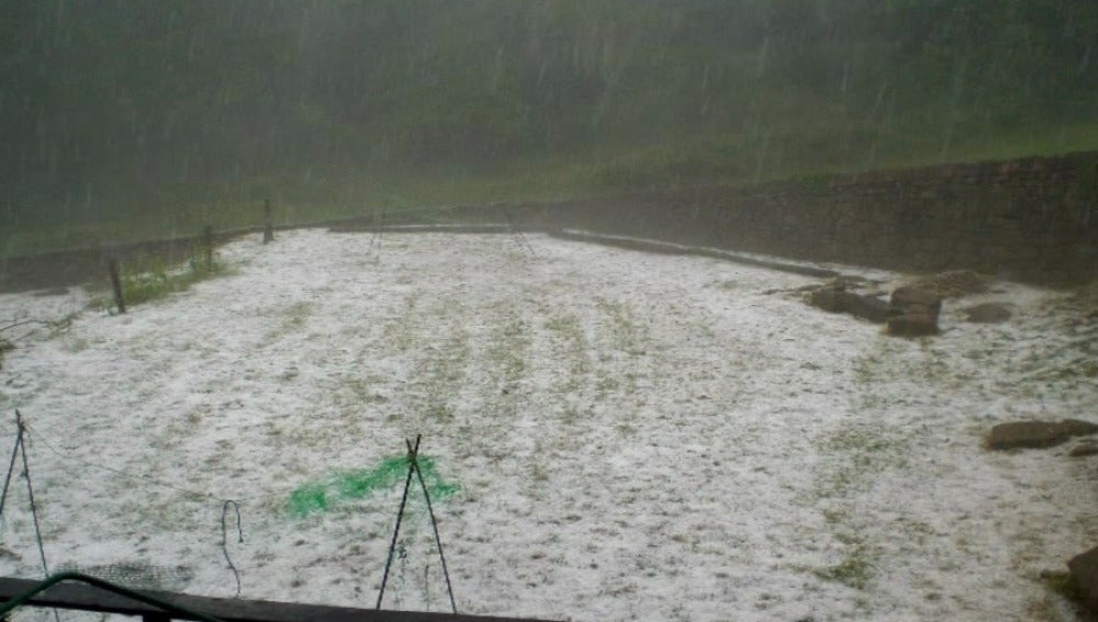 Una espectacular granizada destroza varios cultivos en Girona