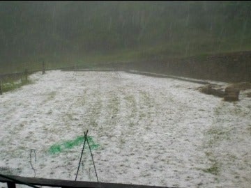 Una espectacular granizada destroza varios cultivos en Girona Una espectacular granizada destroza varios cultivos en Girona