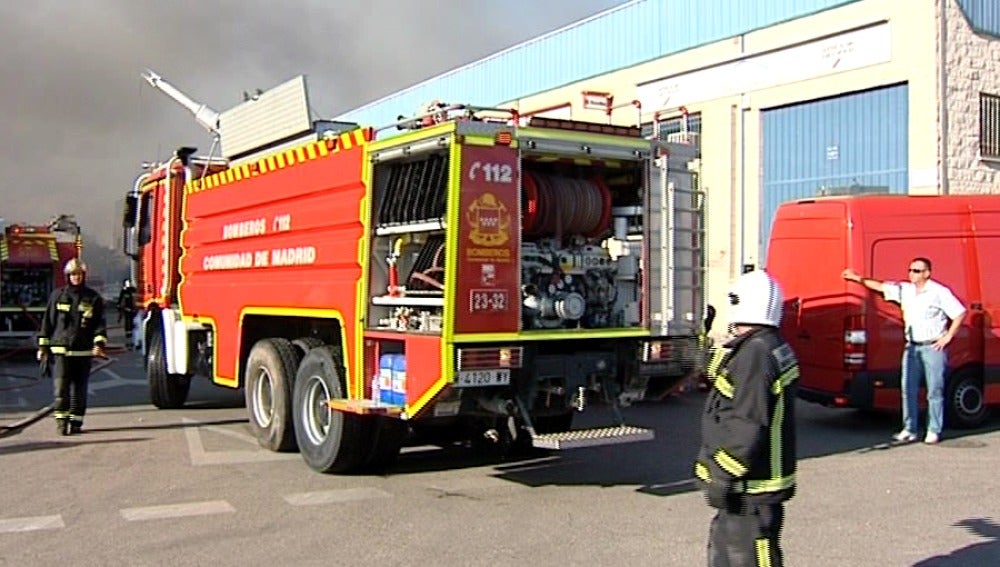 Tres naves industriales arden en un aparatoso incendio en Arganda del Rey