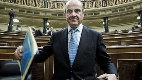 Luis de Guindos, a su llegada al Congreso Luis de Guindos, a su llegada al Congreso