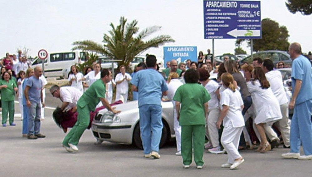 Un conductor atropella a once trabajadores que se concentraban en las puertas de un hospital