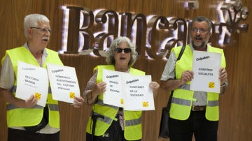 Yayoflautas, en la sede de Bancaja