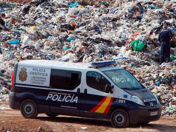 Agentes de policía examinan el vertedero de Dos Aguas (Valencia)