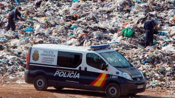 Agentes de policía examinan el vertedero de Dos Aguas (Valencia)