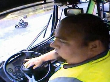 Un cochecito de bebé llega a la carretera Un cochecito de bebé llega a la carretera