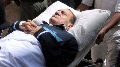 La salud de Mubarak empeora y es reanimado en dos ocasiones con un desfibrilador