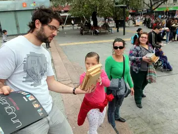 Gente de todas las edades en la Feria del Libro Gente de todas las edades en la Feria del Libro
