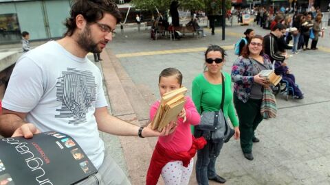 Gente de todas las edades en la Feria del Libro