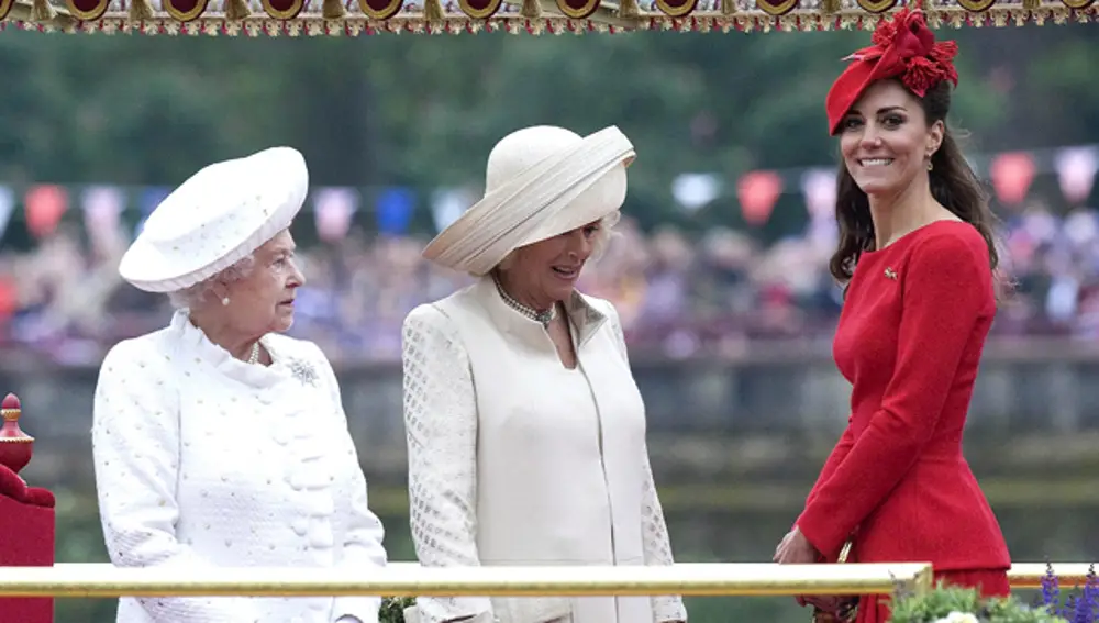 La reina Isabel II junto a Camila Parker y Kate Middleton