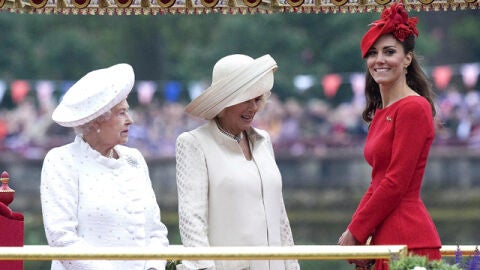 La reina Isabel II junto a Camila Parker y Kate Middleton