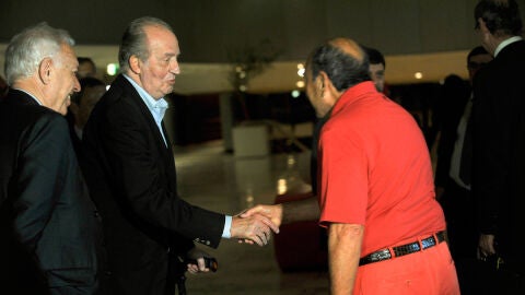 Emilio Bot&iacute;n saluda a Don Juan Carlos