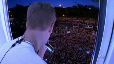 Justin Bieber saluda a sus fans desde la ventana