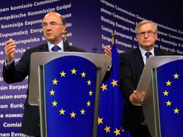 El vicepresidente económico de la CE, Olli Rehn y el ministro francés de Finanzas, Pierre Moscovici
