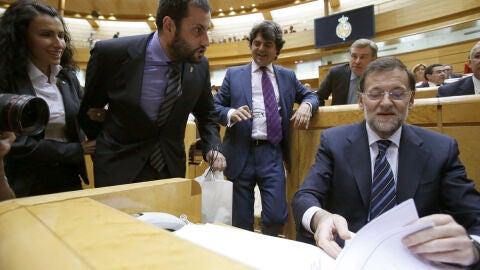 El senador entrega el casco minero a Mariano Rajoy