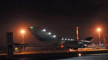 Avión solar "Solar Impulse" aterrizando en Marruecos