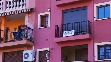 El precio del alquiler en la playa baja un 17% de media en España