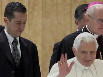 El secretario junto a Benedicto XVI El secretario junto a Benedicto XVI