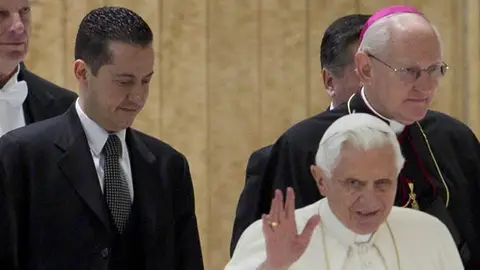 El secretario junto a Benedicto XVI El secretario junto a Benedicto XVI